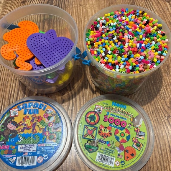 PERLER fused beads bucket with 18 Perler pegboards - Picture 1 of 4